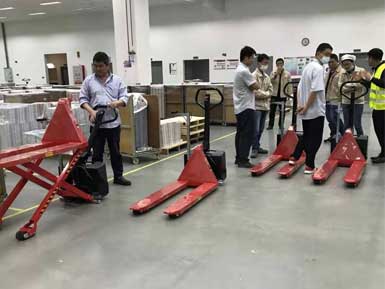 電動高升程搬運車交付使用，感謝廠家羅總親自跟客戶講解操作方法！